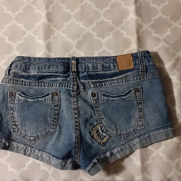 Cute Jean shorts - Picture 2 of 2
